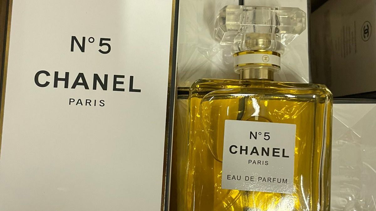 Nem parfüm volt az üvegben, csak szagos víz