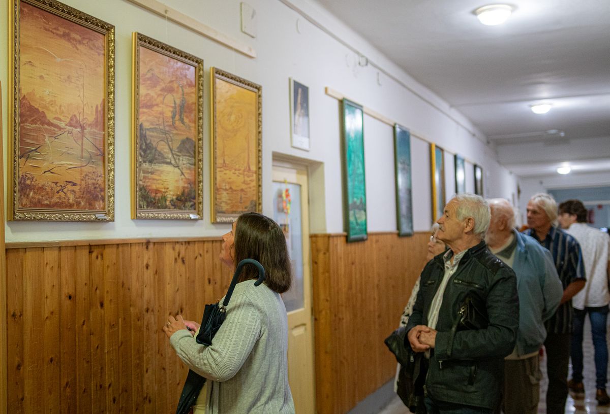 A szürrealista festmények október végéig láthatóak a várpalotai katolikus iskolában Fotó: Szabó Péter Dániel