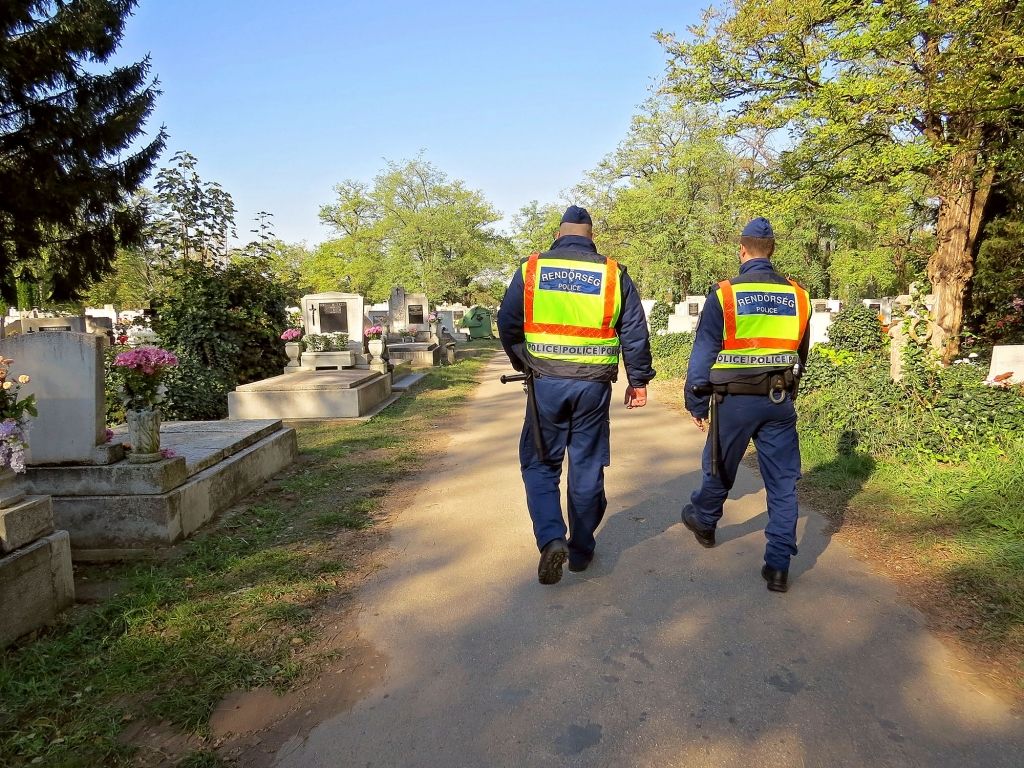 A rendőrök kiemelt figyelmet fordítanak a temetőkre. A tapolcai Új temetőbe autóval is hosszabb időn át be lehet hajtani