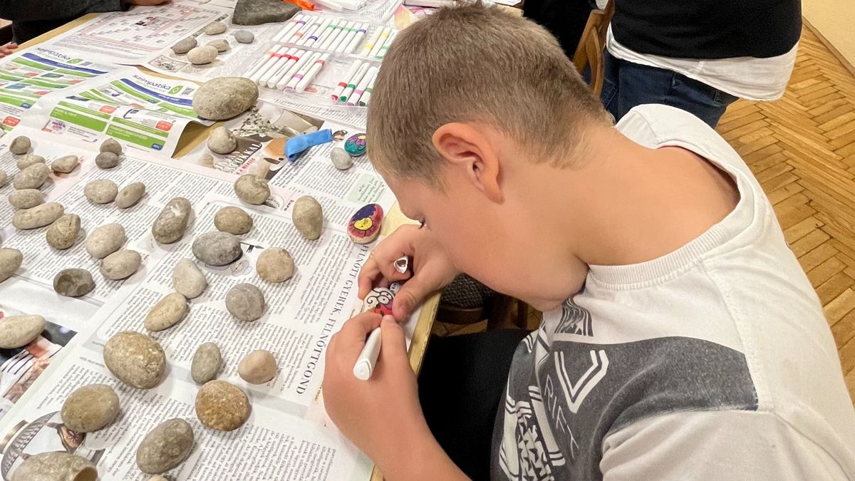 A gyerekek is hamar megtanulták a kavicsfestést