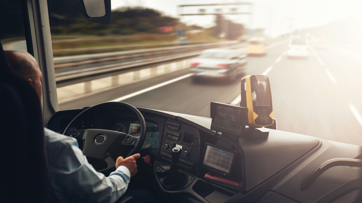 Megdöbbentő: a szalagkorláthoz préselte az autót egy busz az M0-son (videó)