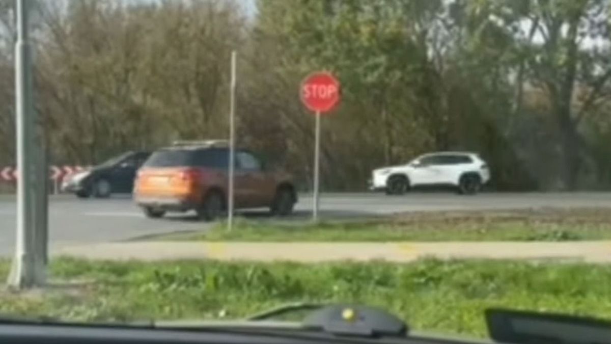 Ezek a sofőrök nem ismerik a stoptáblát (videó)