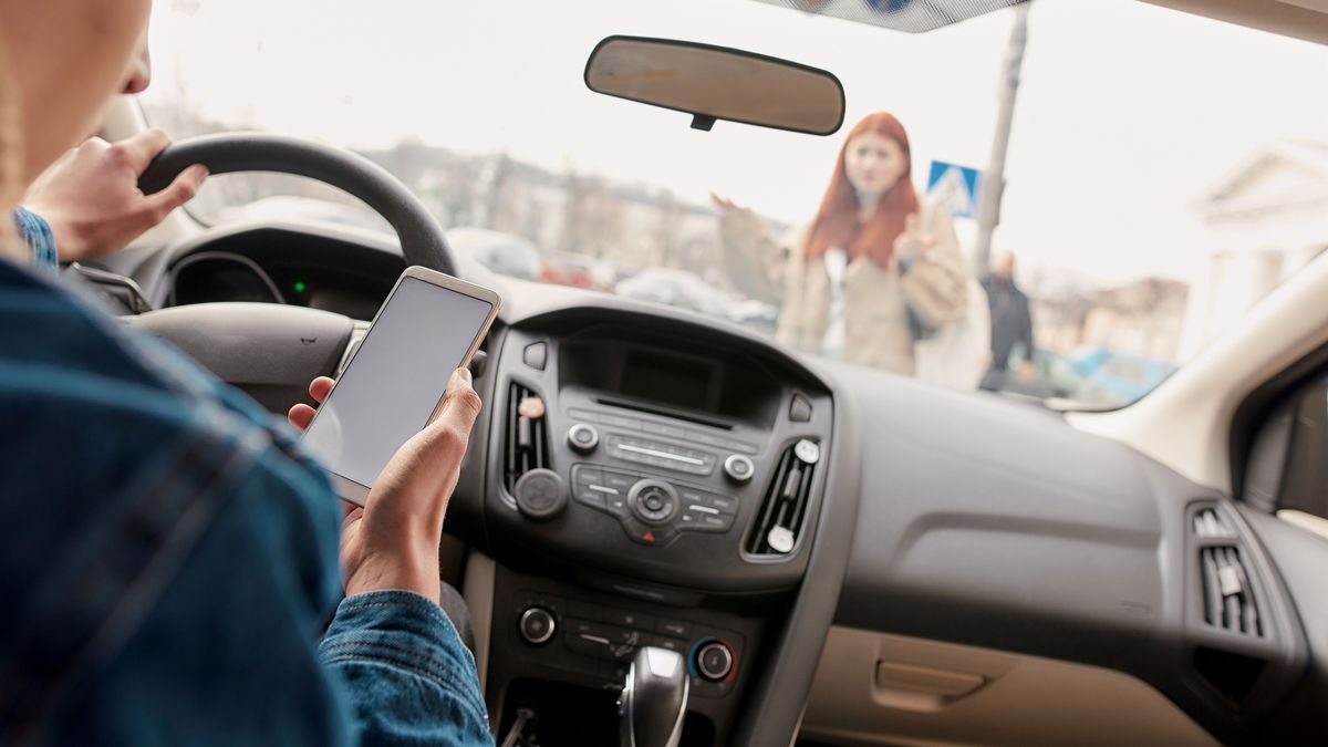 Hétfőtől rámehet a gatyája is, ha vezetés közben mobilozik