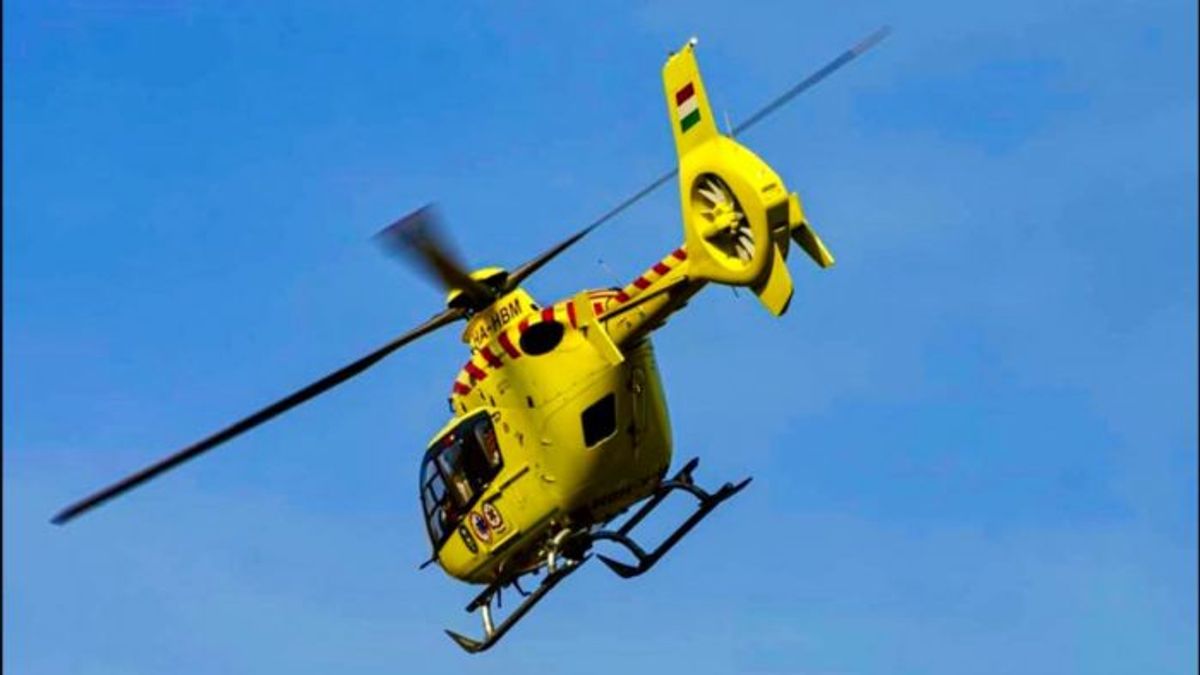 Riasztották a mentőhelikoptert, árokba borult egy autó Tapolca közelében