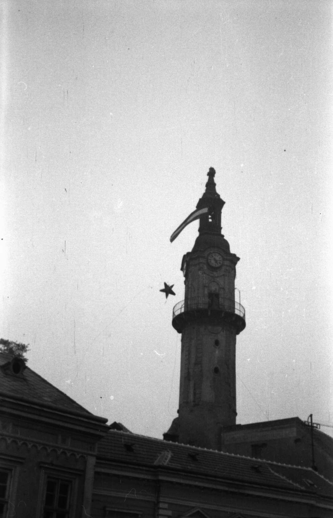 1956. október 25.: Lehull a kommunista hatalom jelképe a Tűztoronyról
(A képek készítője: Végh Endre)
Jelzet: MNL VeML XV.81.a. VK-04245, VK-4246