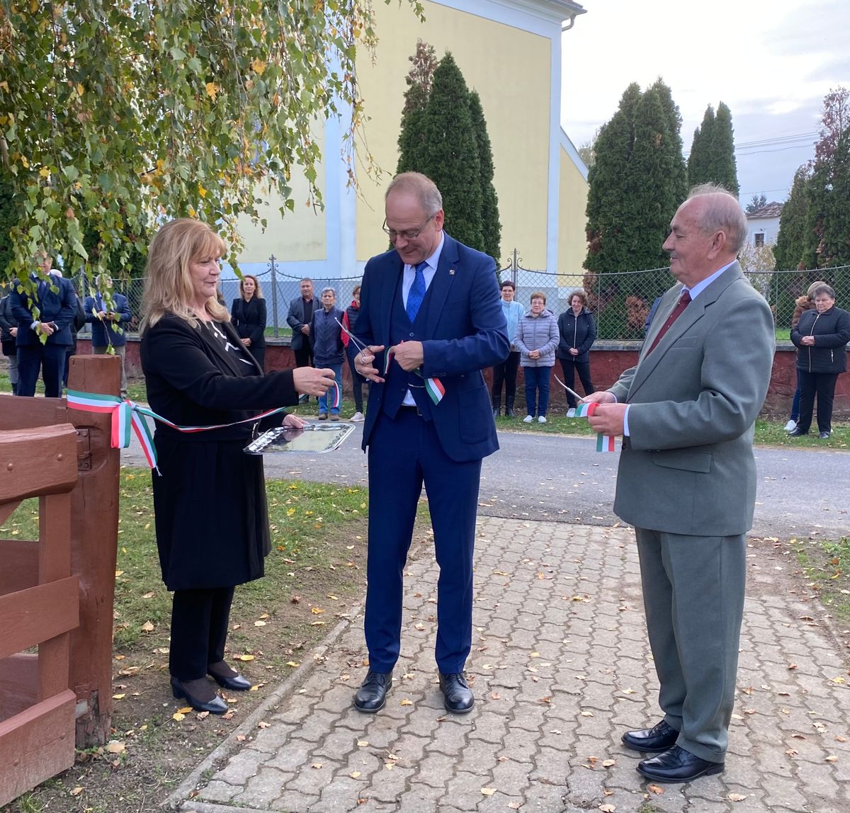 Navracsics Tibor miniszter, országgyűlési képviselő nemzetiszínű szalag átvágásával adta át a falubuszt és a játszóteret 