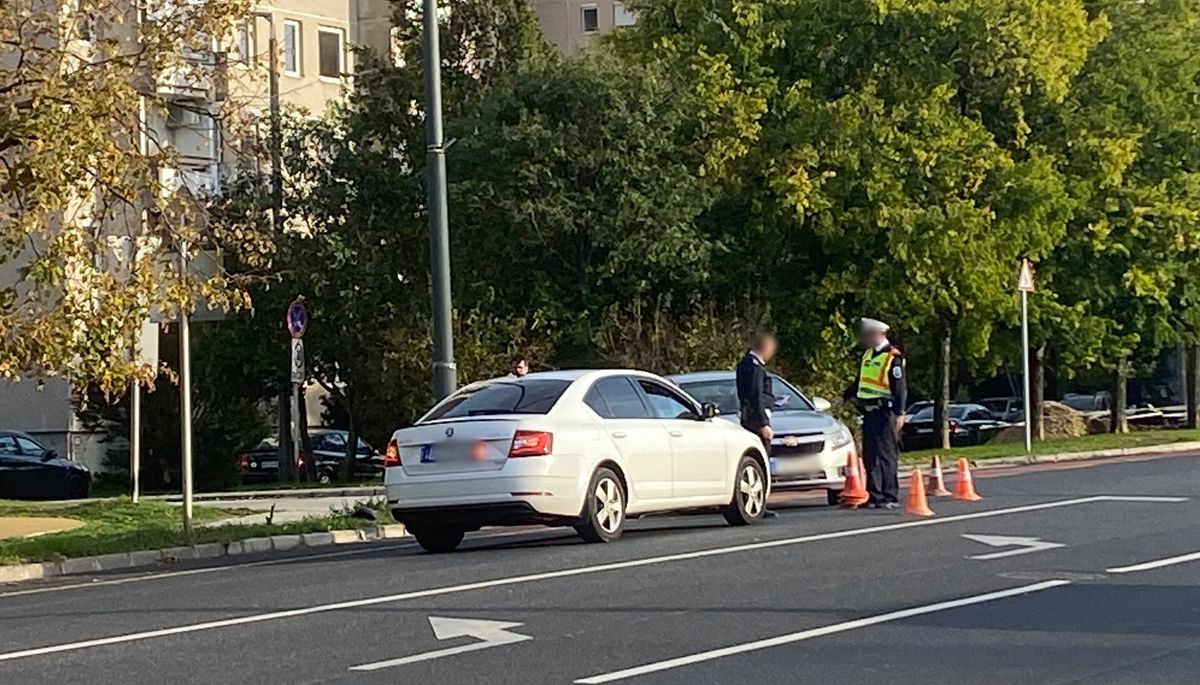 Elütöttek egy rollerest Veszprémben, a helyszínelők a Jutasi úton dolgoztak 
Fotó: Kovács Erika  