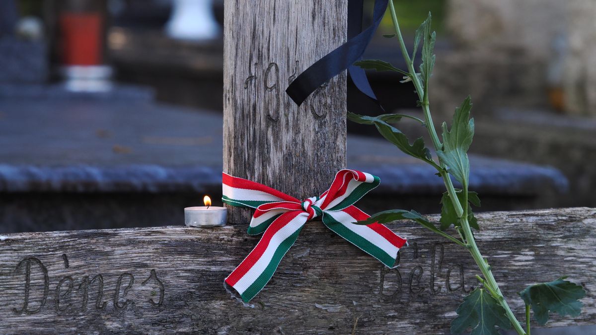 Temető és október 23.: nemzeti színű szalag a veszprémi hősöknek