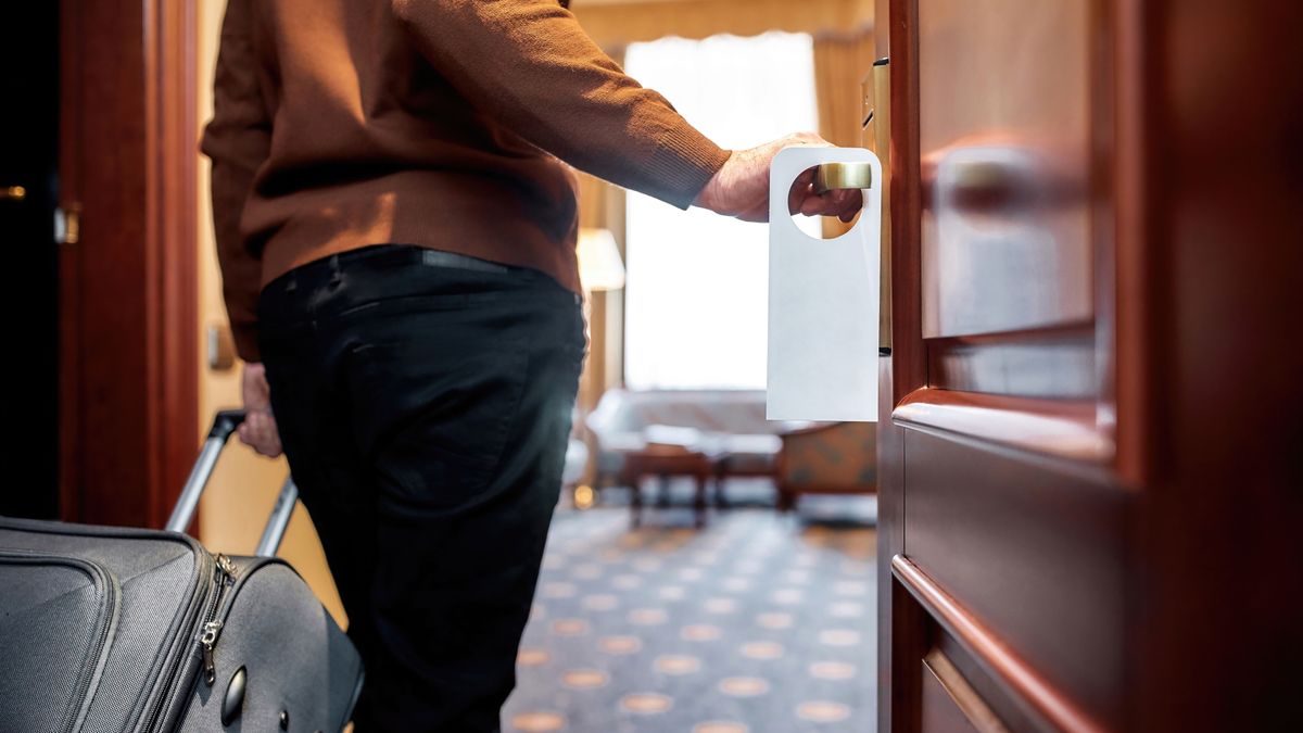 Jobb félni, mint megijedni: így leplezheti le a kukkolókat a szálláshelyén