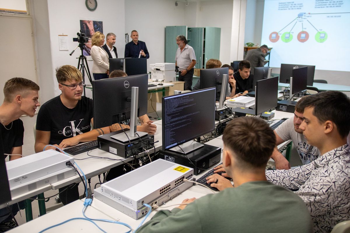 Háromfős csoportokra bontva egy informatikai hálózat kiépítését mutatták be az iskola tanulói az ünnepélyes átadást követően Fotó: Szabó Péter Dániel