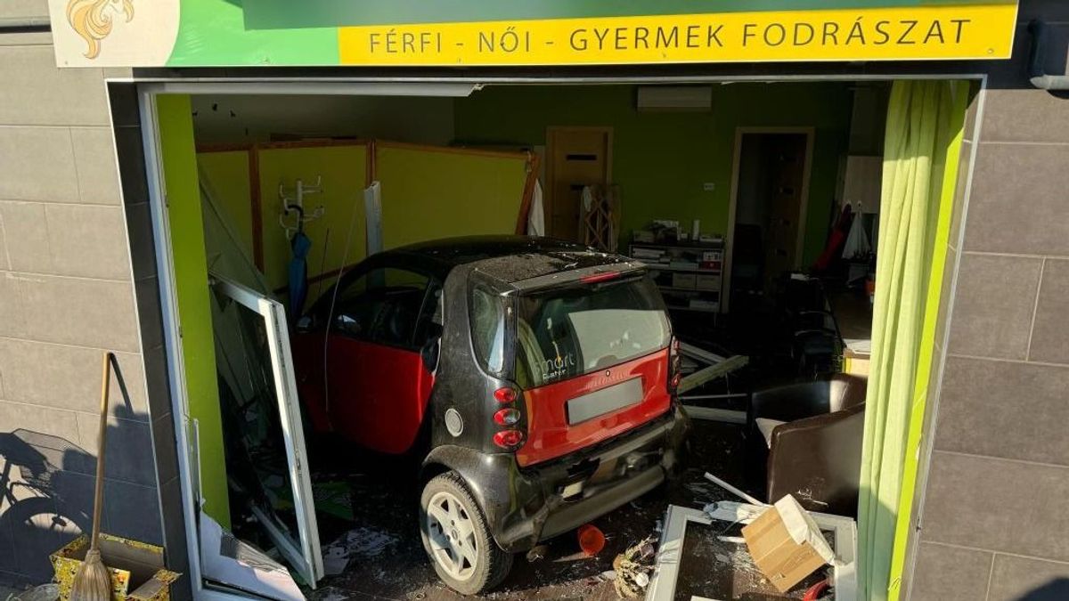 Megdöbbentő fotók: fodrászatba hajtott egy kocsi Berettyóújfaluban