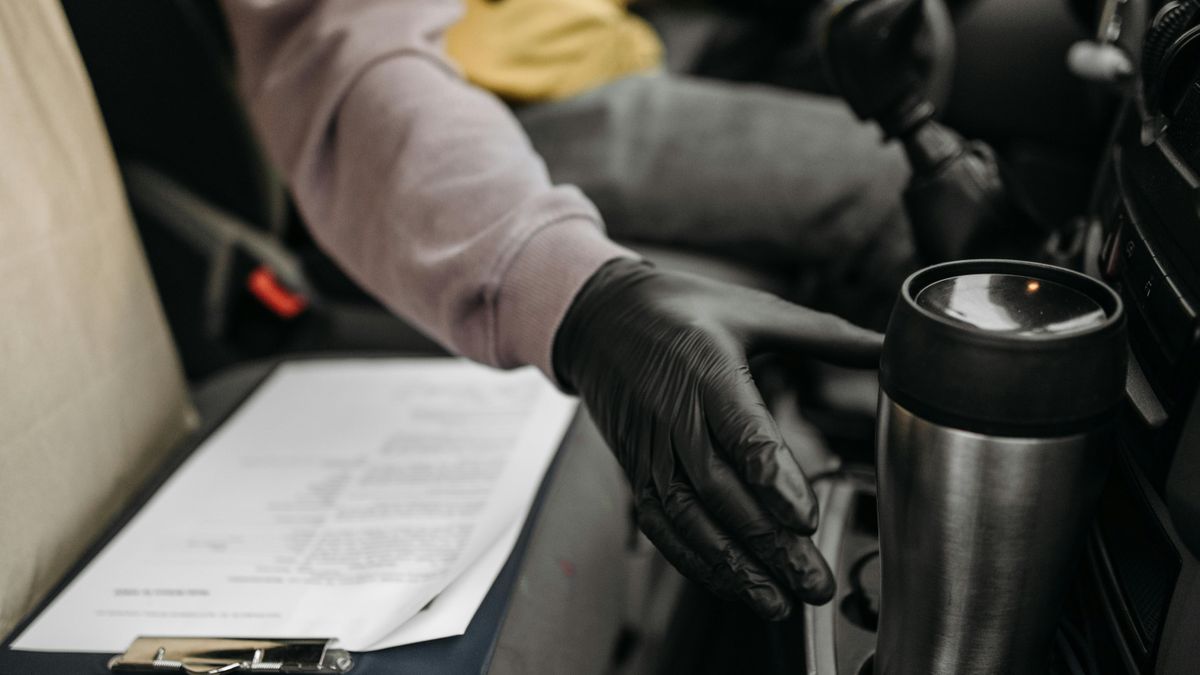 Nem kesztyű, hanem valami egészen más volt a kesztyűtartóban, el is vették a rendőrök