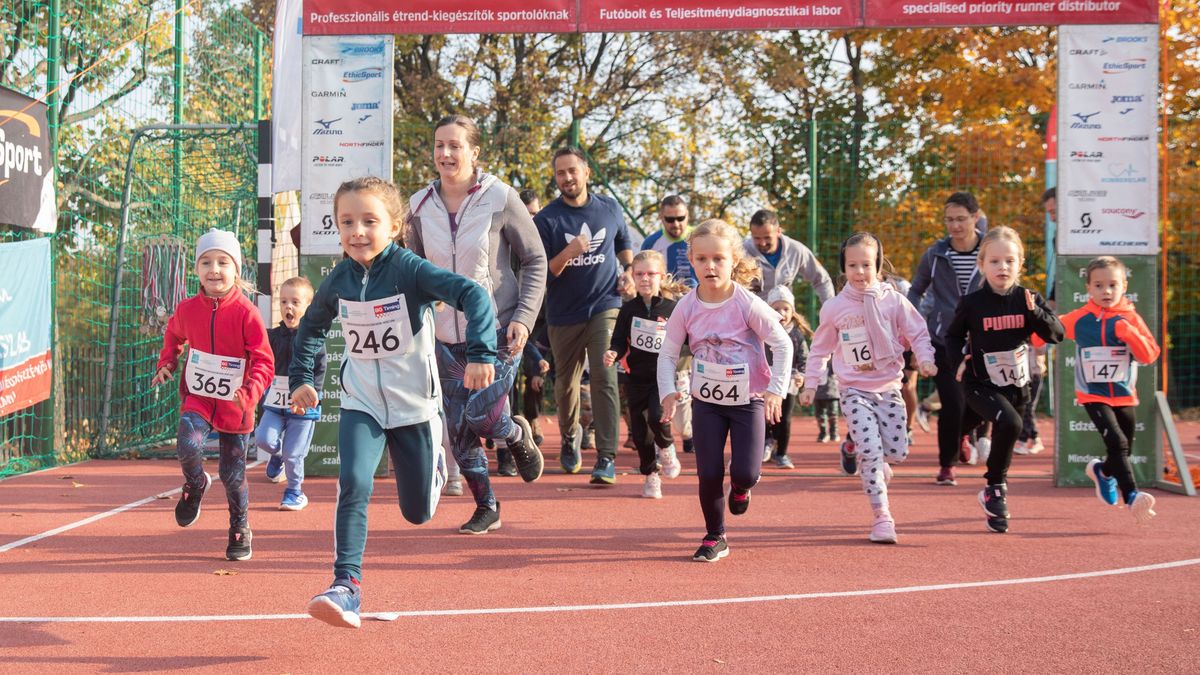 Futással tisztelegtek a forradalom emléke előtt (fotókkal)