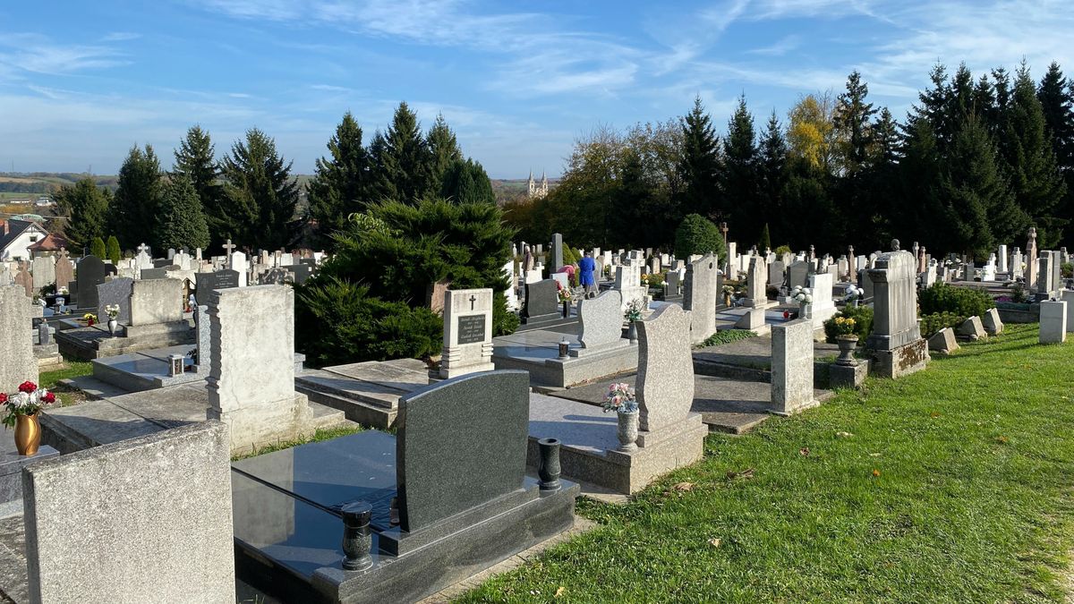 Mindenszentek Zircen – Megújították a felső temető parkolójának bejáratát