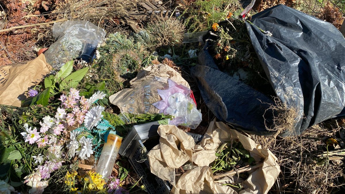 A kegyelet szemete – Koszorúk helyett egy-egy szál virág? A falvaknak megérné