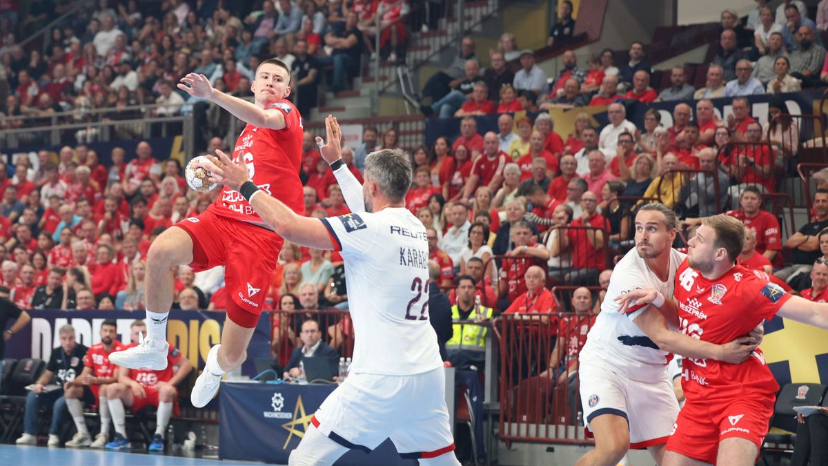 Női játékvezetők fújják a sípot a történelmi kézimeccsen