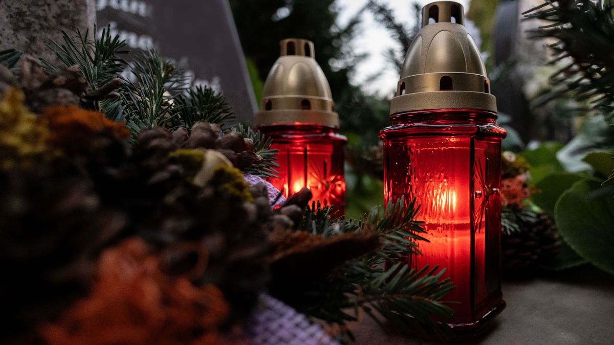 Halottak napja előtt is nagy a sűrgés-forgás a temetőkben (képgaléria)