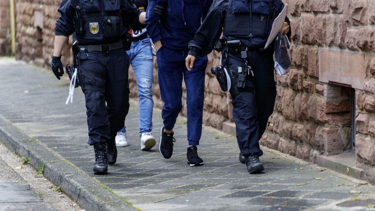 Felmérés: az emberek a bűnözést a növekvő migrációval hozzák összefüggésbe