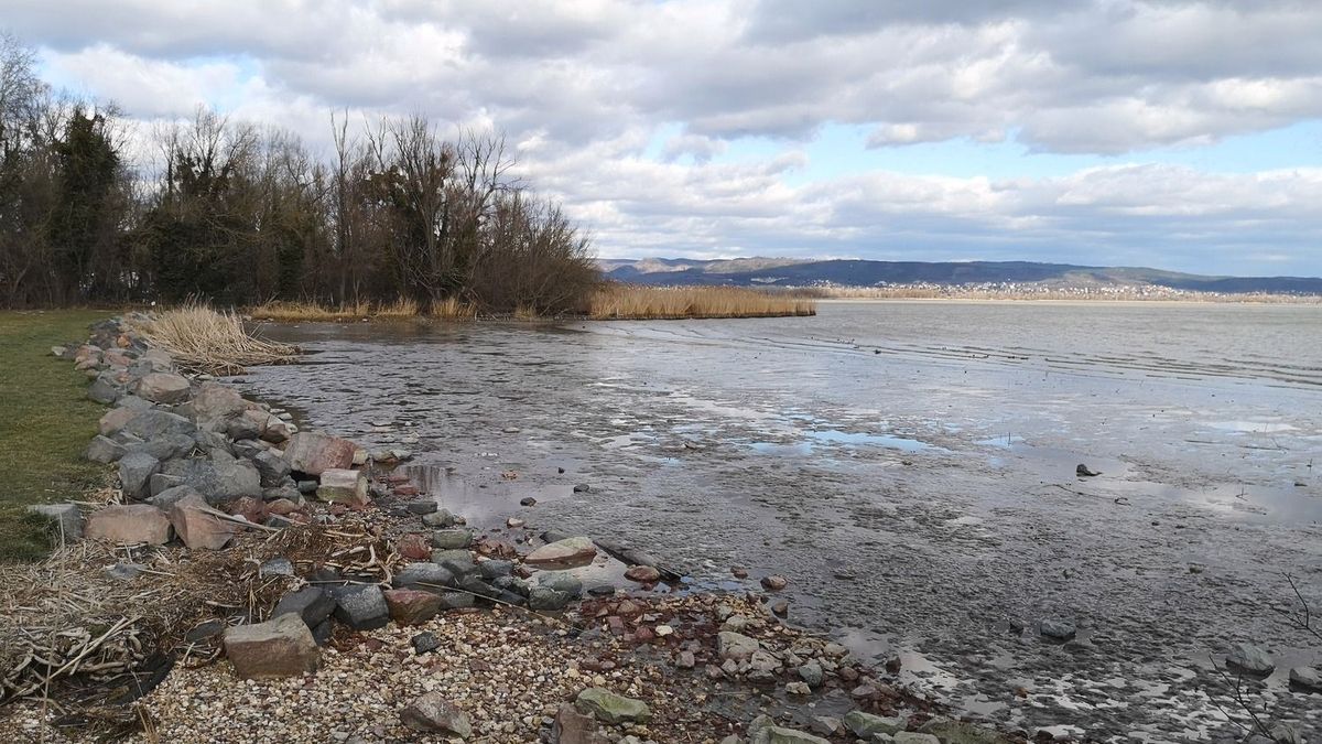 Kilengett a Balaton az erős szél miatt
