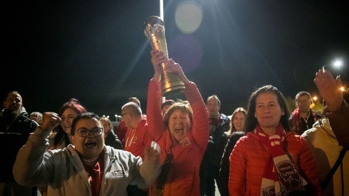 Hazatért a Veszprém HC: a szurkolók is a magasba emelhették a kupát