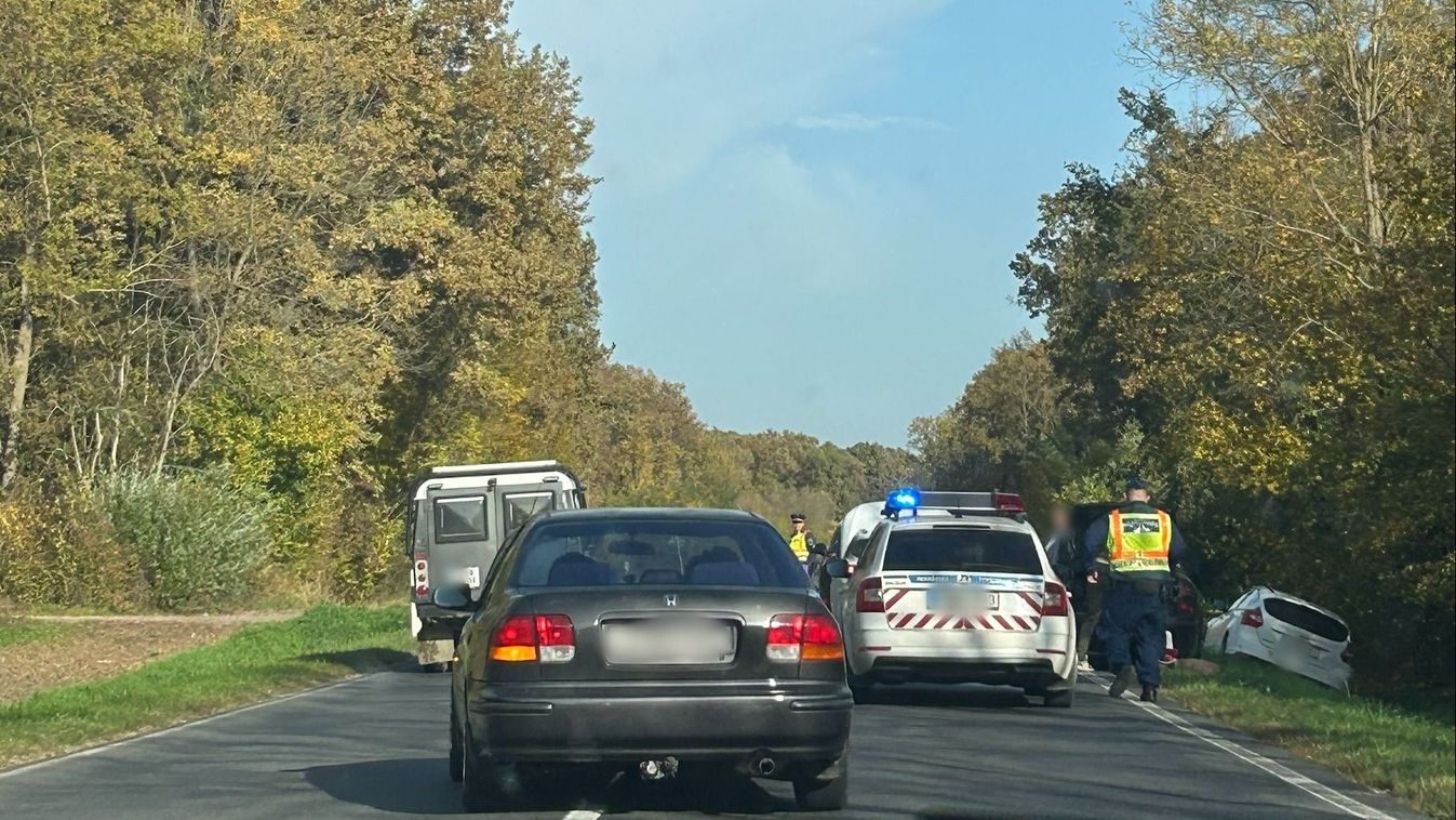 Teherautó ütközött, egy autó az árokban kötött ki