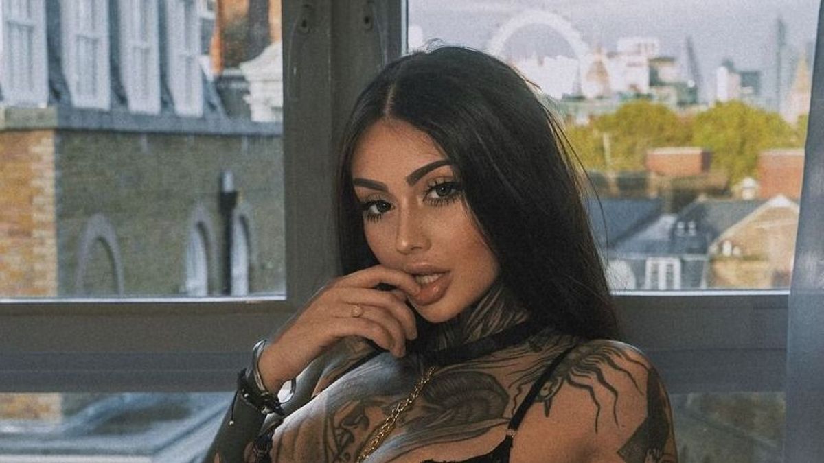 Szinte teljesen meztelenül parádézott az ablakban a barna bombázó