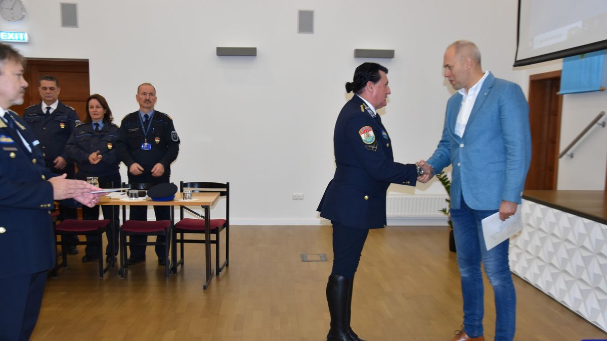 Kiváló rendőröket ismertek el
