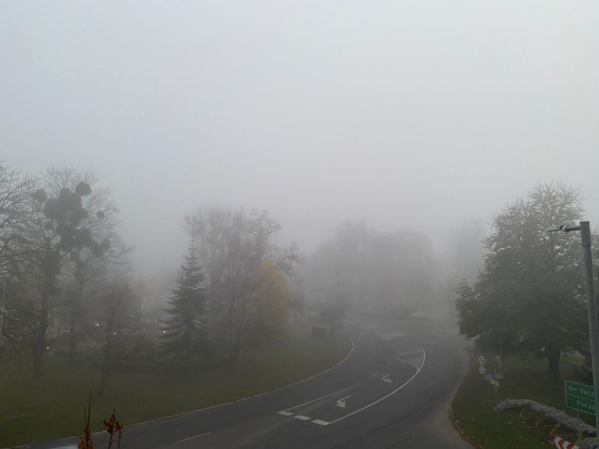 Zirc főteréről sem lehet messzire tekinteni, a ködfüggöny sűrű