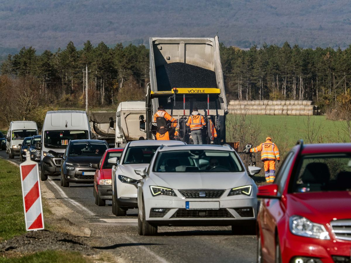 Hatalmas torlódást okozott a veszprémi körgyűrűn az aszfaltozás