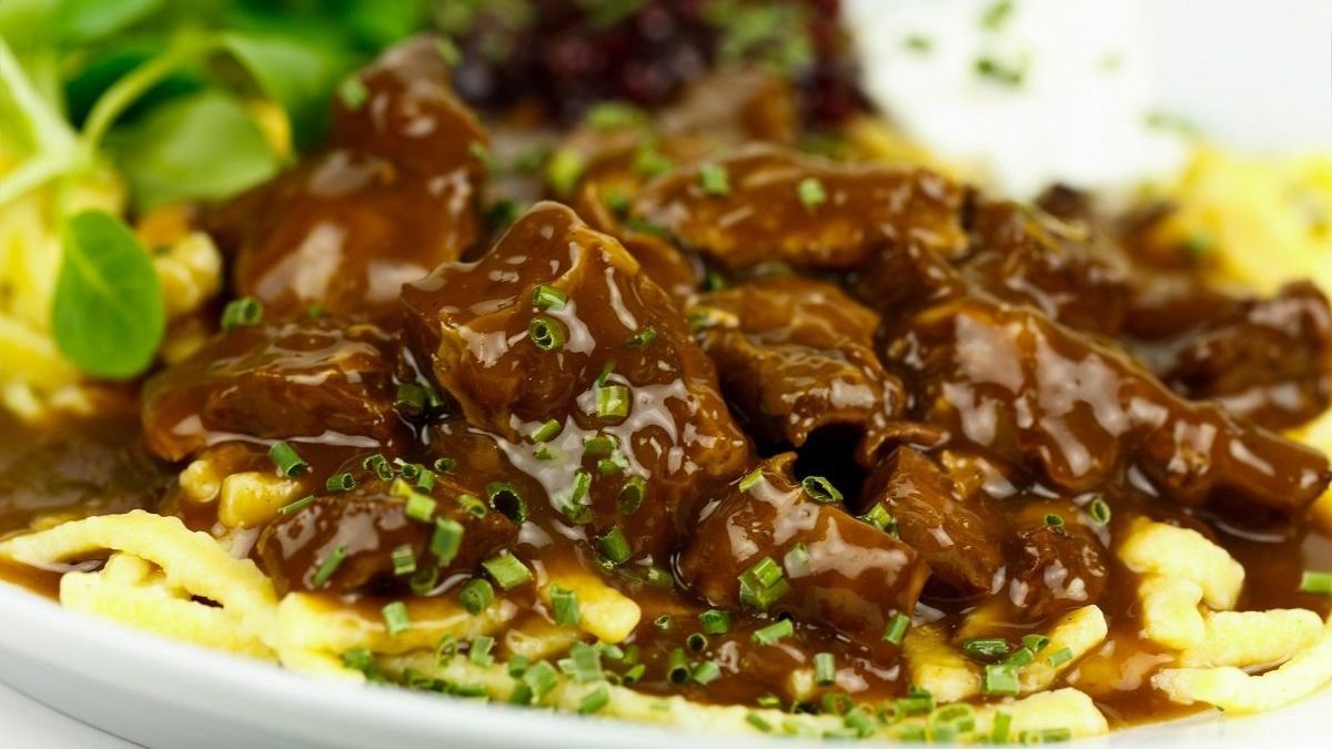 Veol Bisztró: szarvaspörkölt főtt burgonyával (videó)