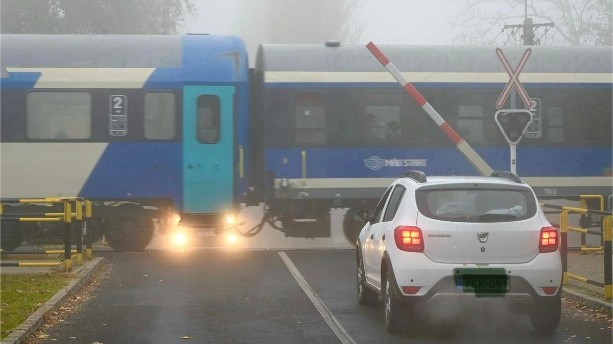 Megvalósult minden autós rémálma: felnyílt a sorompó és átszáguldott a vonat a Balatonnál