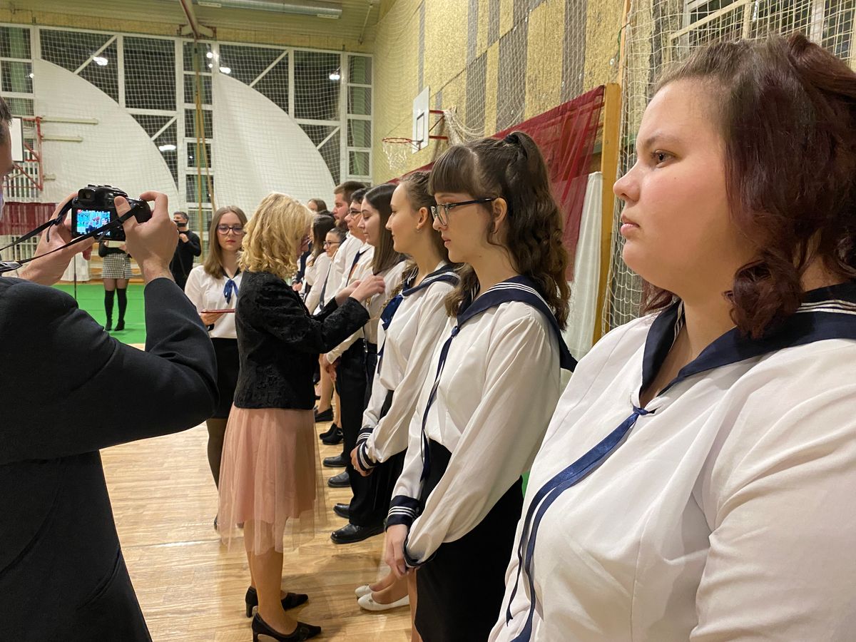 Szalagavató a zirci középiskolában – Az osztályfőnökök tűzték rá a szalagot a végzősök ünneplő ruhájára