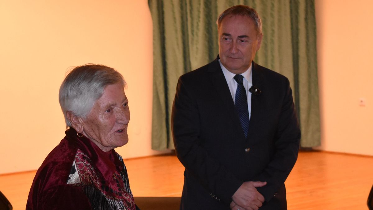 A szépkorúakat köszöntötték Csóton