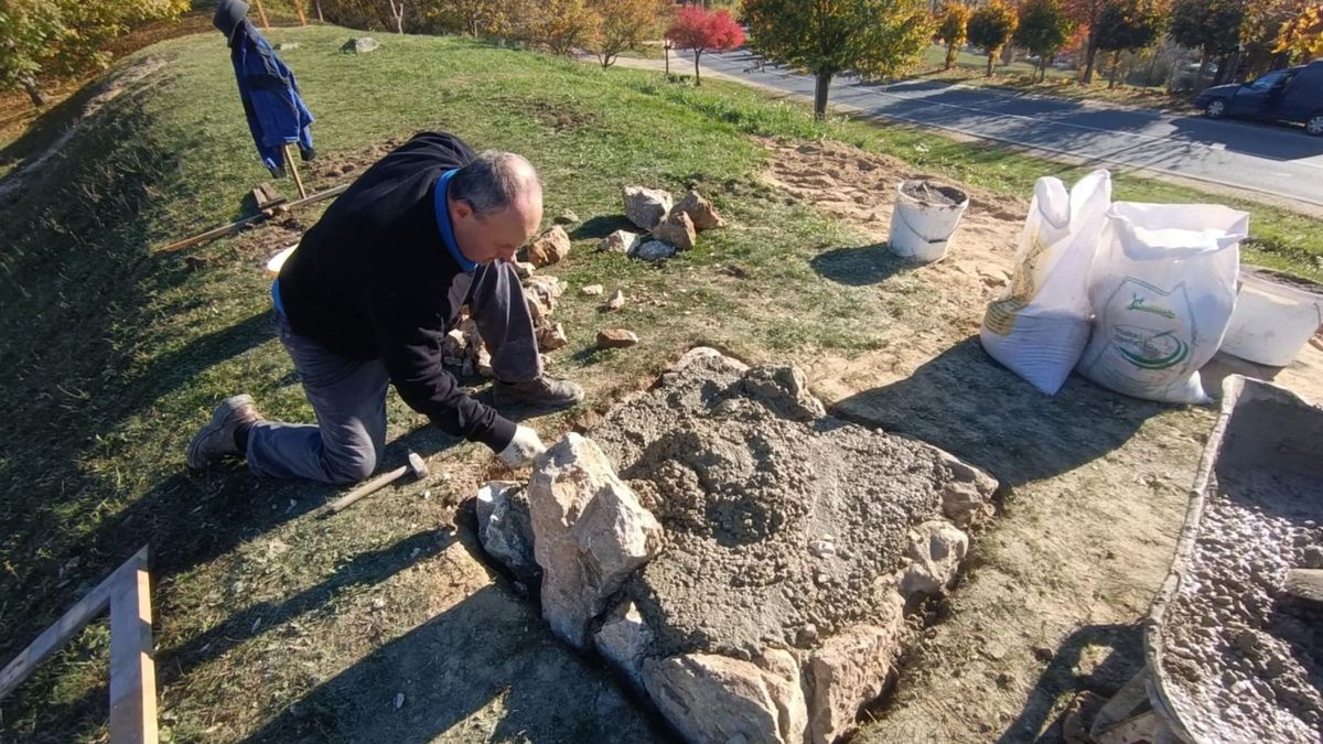 Elkezdték a Bakonyban az új vártorony építését, méghozzá középkori tervek alapján