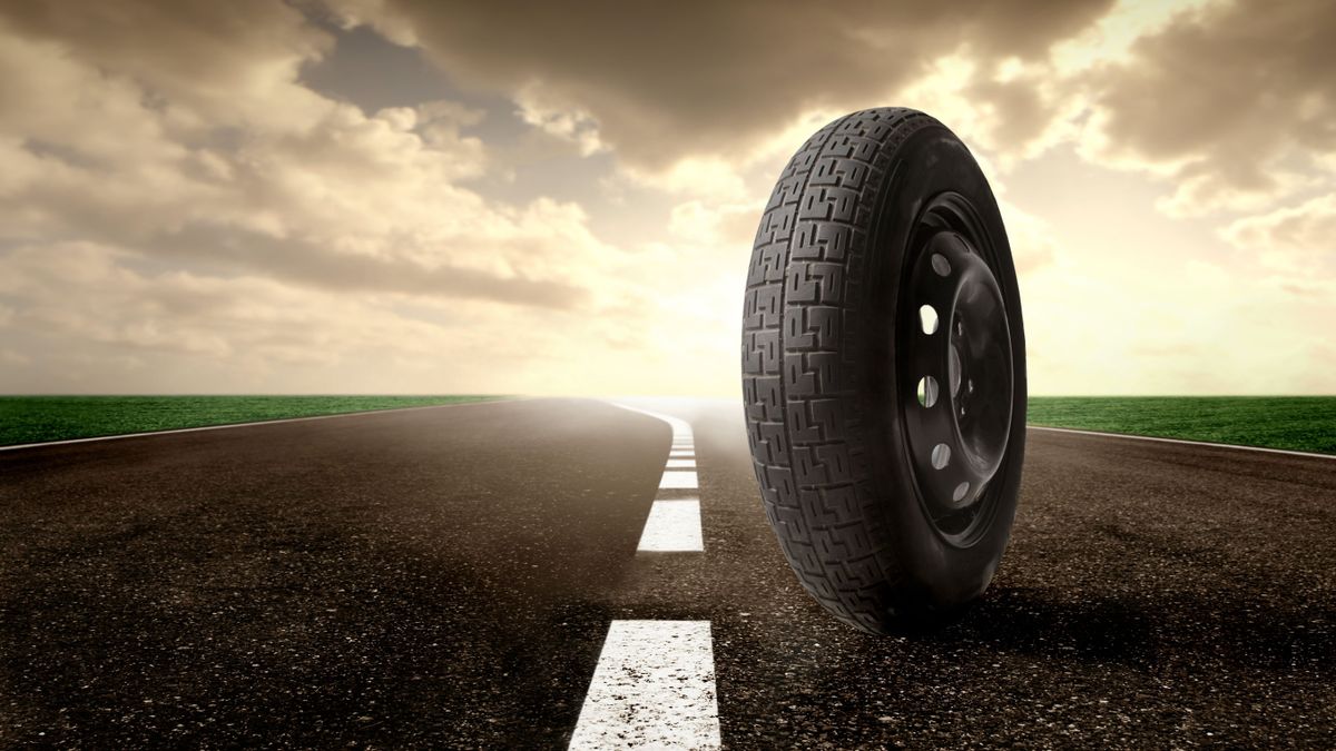 Elszabadult kerék talált el egy személyautót a 77-es főúton