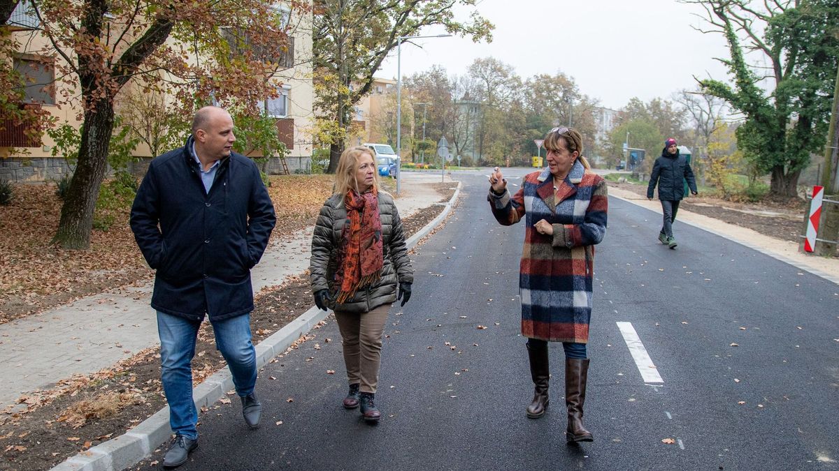 Új útszakasz és parkolók a lakótelepen
