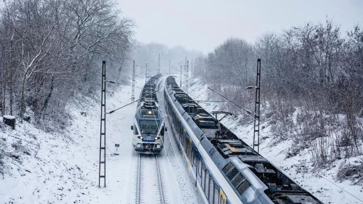 Közlekedés hóban: elakadtak a kamionok, késtek a vonatok