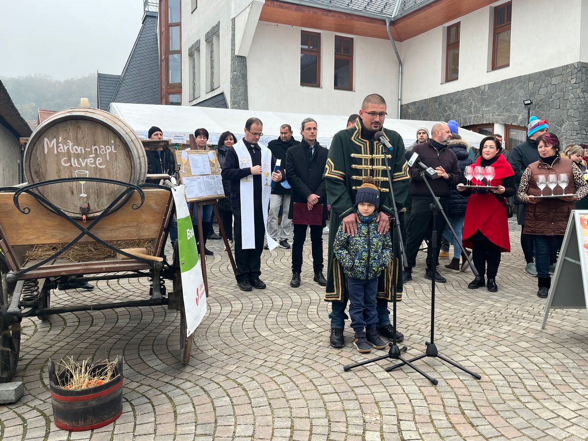 Borbély Tamás, a Badacsonyi Hegyközség elnöke a hétvégi Márton napi töklámpás faragó és újbor kóstoló ünnepségen beszélt az idei újbor minőségéről is.