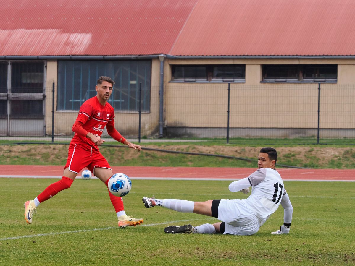 A Veszprém otthon, a Balatonfüredi FC idegenben szerepel a labdarúgó NB III 15. fordulójában.