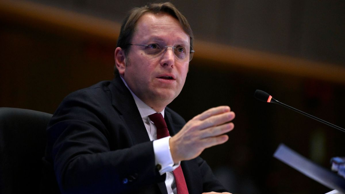 Összefogtak a háborúpárti erők Várhelyi Olivér ellen