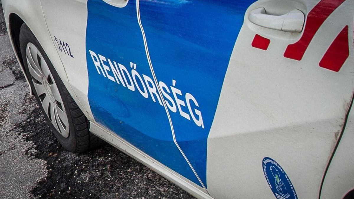 Bójákat dobált a színpad felé, egy nőt és egy férfit is megütött - vádat emeltek ellene