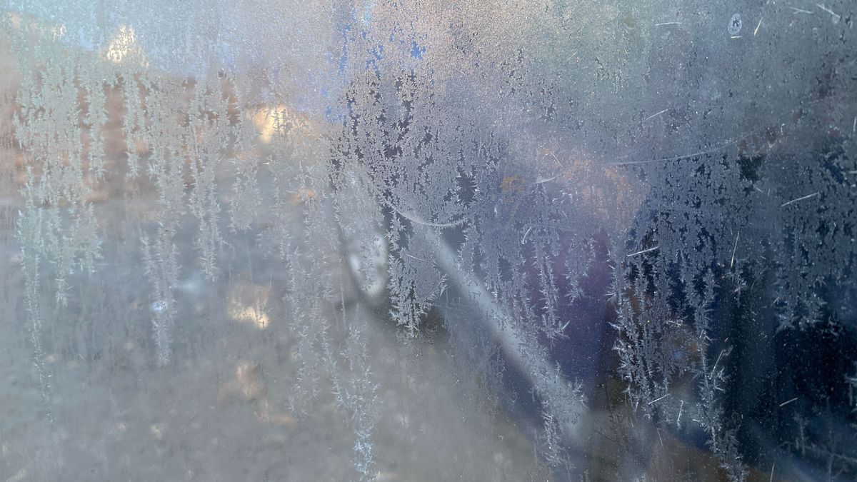 Elkezdődött a kapargatós reggelek időszaka a Magas-Bakonyban – Lefagyott szélvédő elleni trükkök