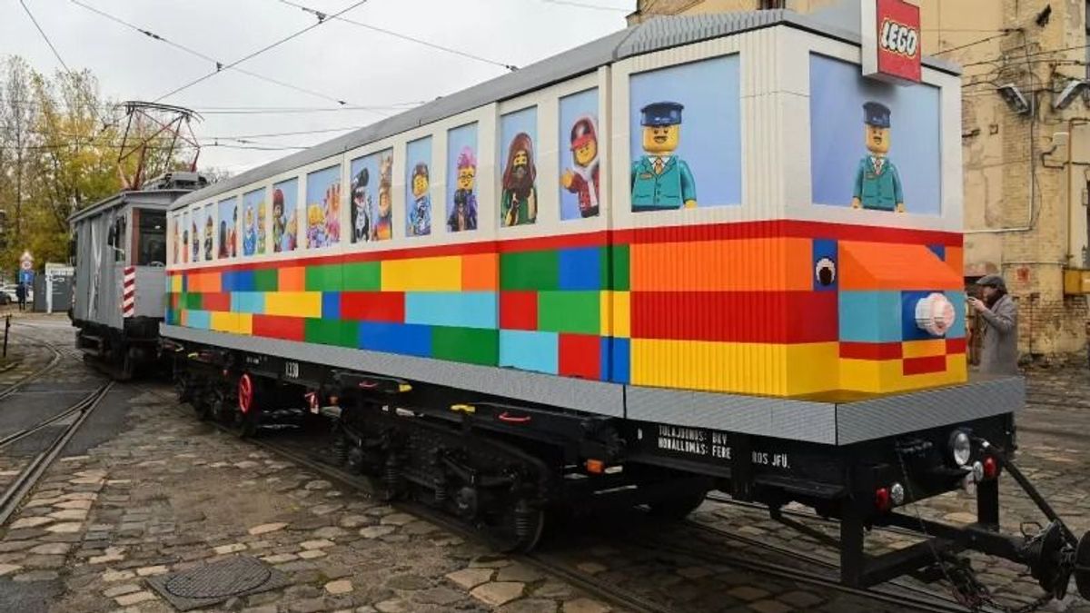 Óriási: LEGO villamos érkezett a Deák térre