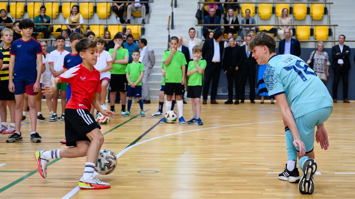 Kétszázmillió forint értékben adományozott sportmezeket a Mészáros Csoport alapítványa