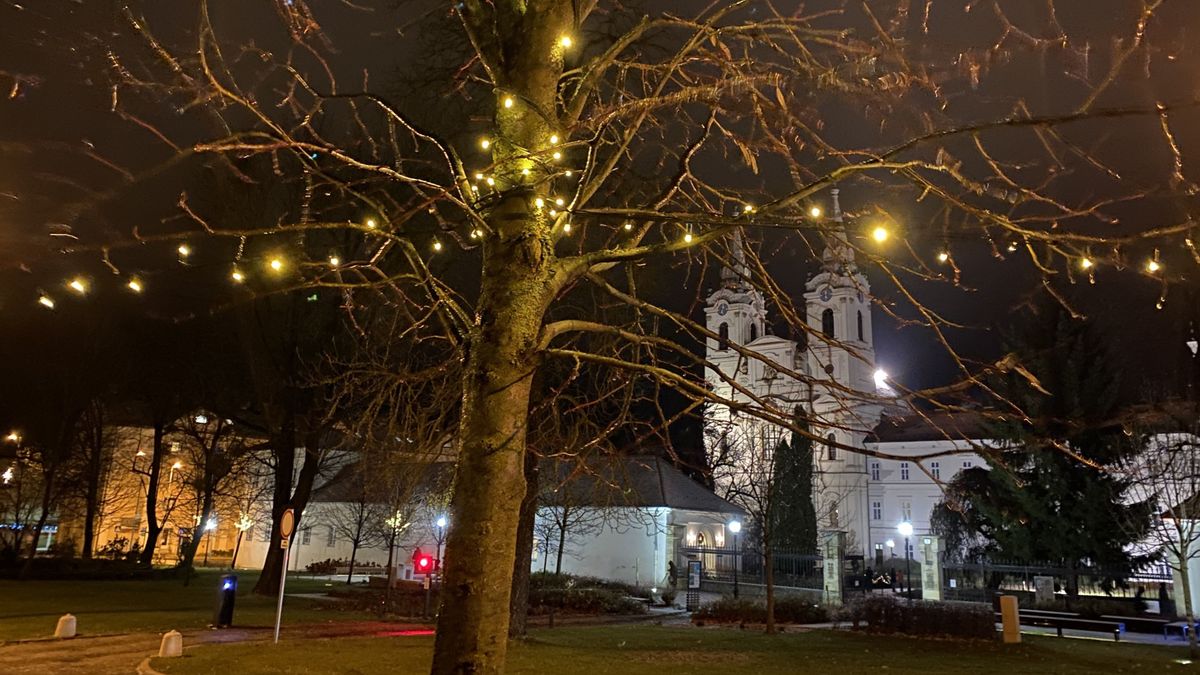 Bakonyi fények – Óriási hópelyhek kerülnek az apátság tornyaira (képek)