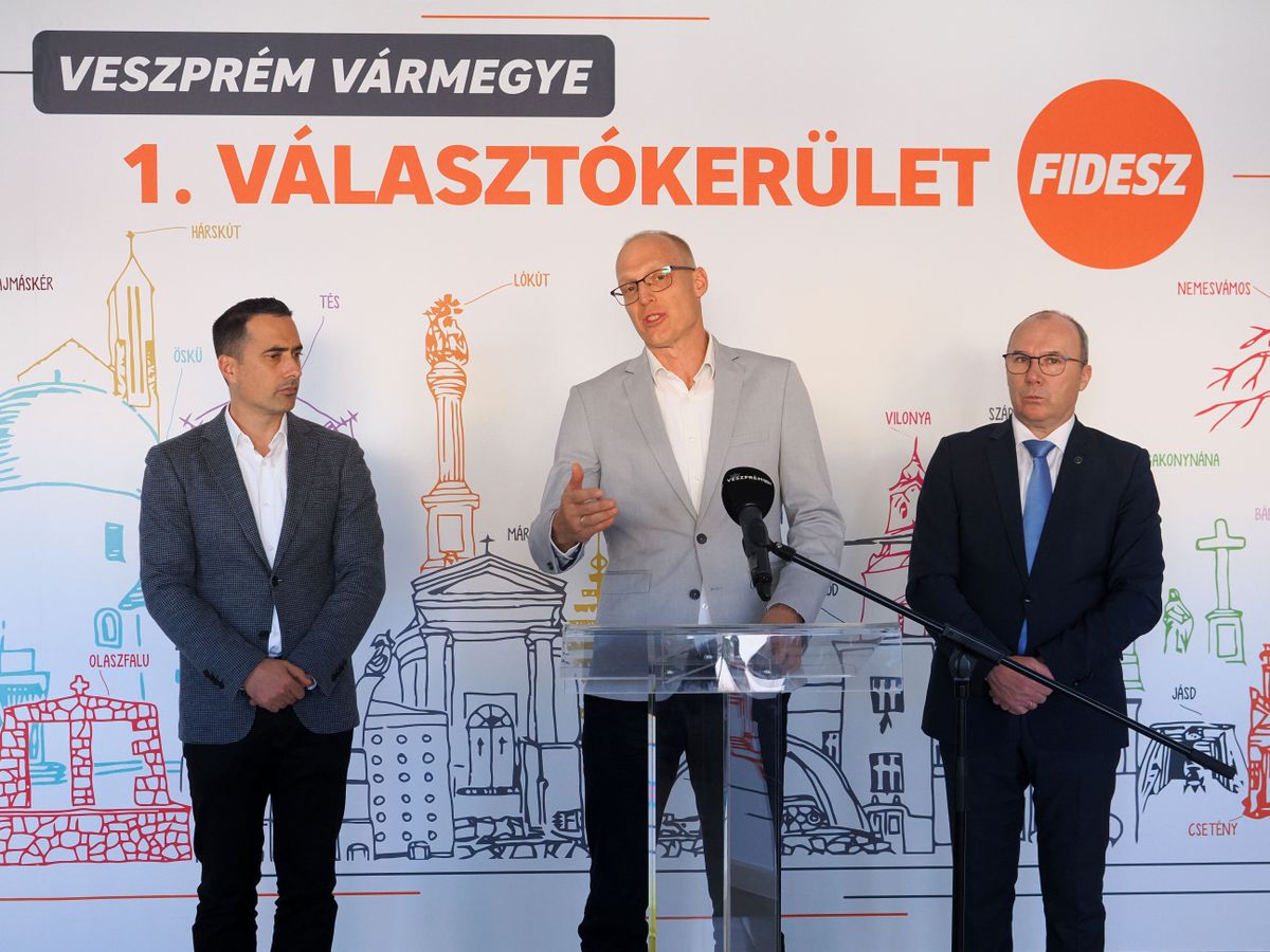 Fidesz-KDNP: Kavalecz Gábor (középen) ízig-vérig dózsavárosi. Mellette Ovádi Péter képviselő, és Porga Gyula polgármester