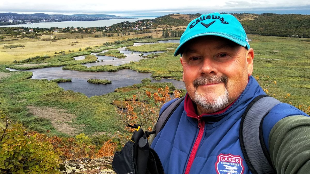 Elmeséljük, hogy esett szerelembe a fizikatanár, aki a Bakonyban már minden zugot bejárt (videó)