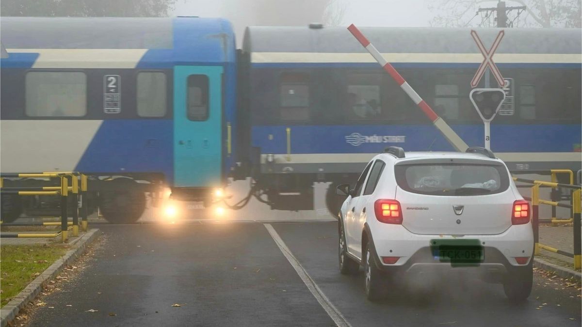 Döbbenten figyeltek az autósok, nyitott sorompónál haladt át a vonat egy vasúti átjáróban a Balatonnál