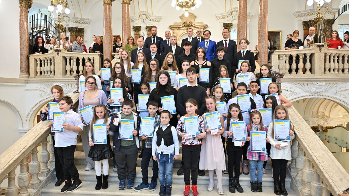 Nehéz anyagi körülmények között élő, tehetséges gyerekek vehették át ösztöndíjukat