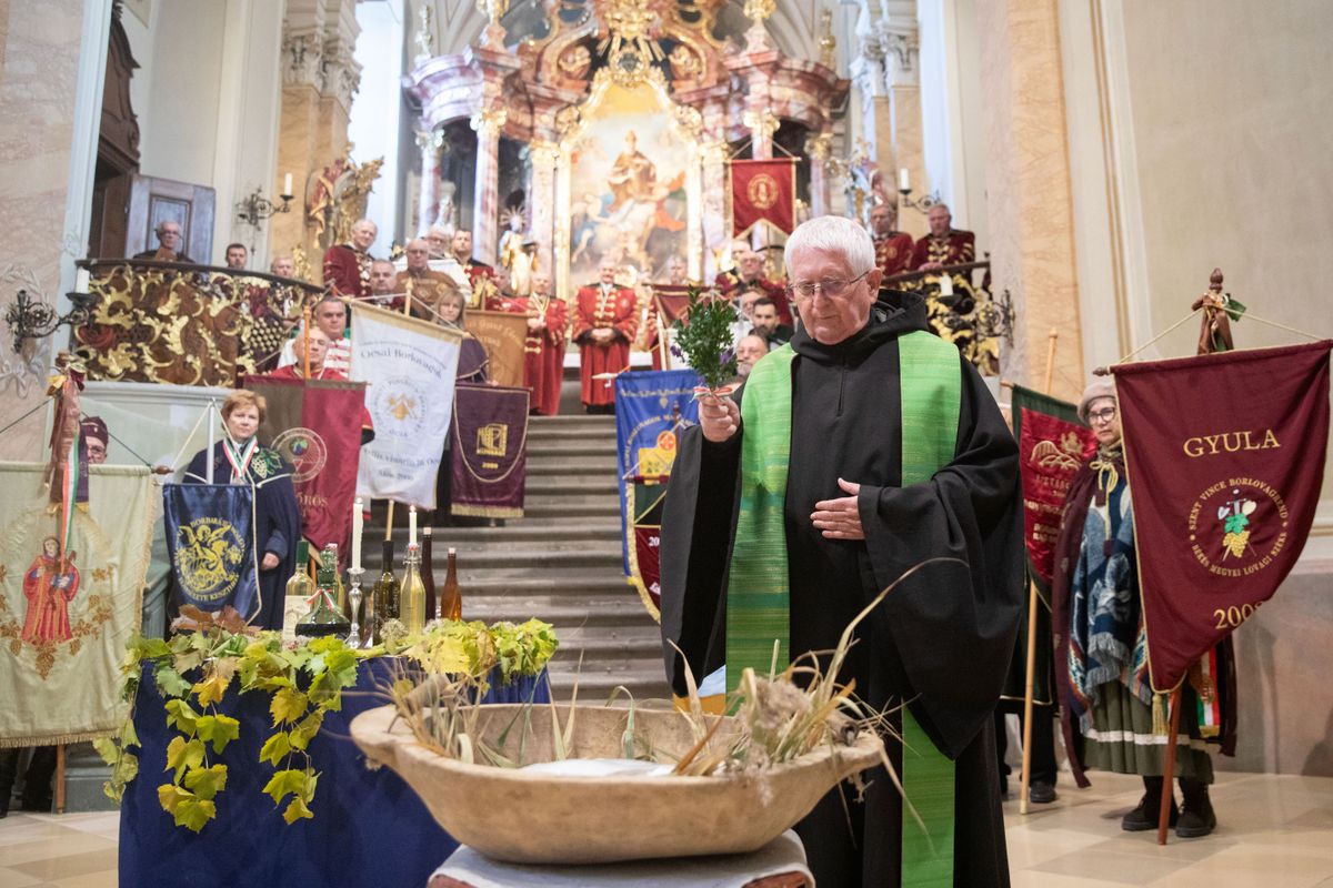 Gardália fesztivált rendeztek Tihanyban, ahol Korzenszky Richárd emeritus perjel a bencés templomban megáldotta a halat és az újbort